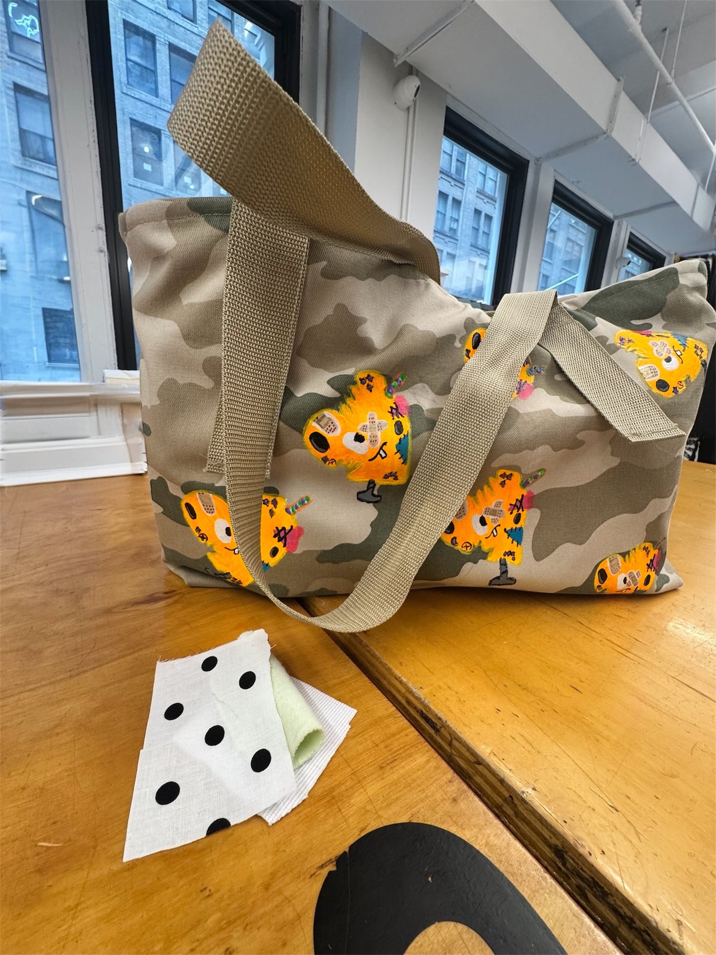 ITCHY TOTE